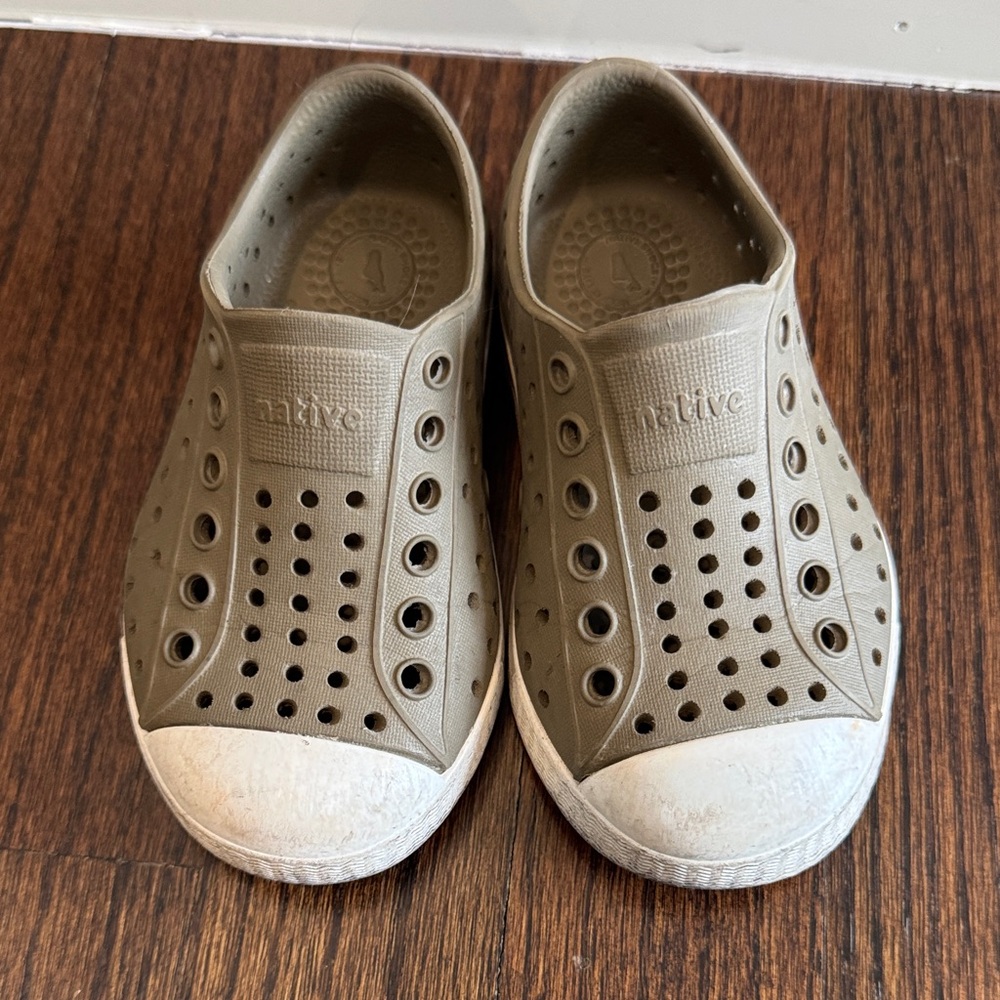 Native Jefferson Toddler Size 6 | Olive Green Slip-On EVA Shoes